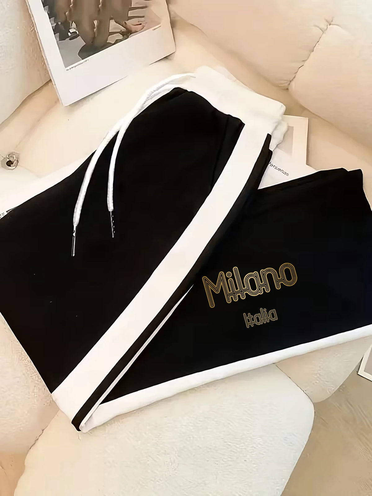 Personalized Prints, Contrasting Color Designs, Women's Suits, Short-Sleeved Tops and Pants for Spring and Summer, Casual Sports Two-Piece Outfits for Women, Suitable for Daily Commuting, Street Strolls, and Campus Outings, W