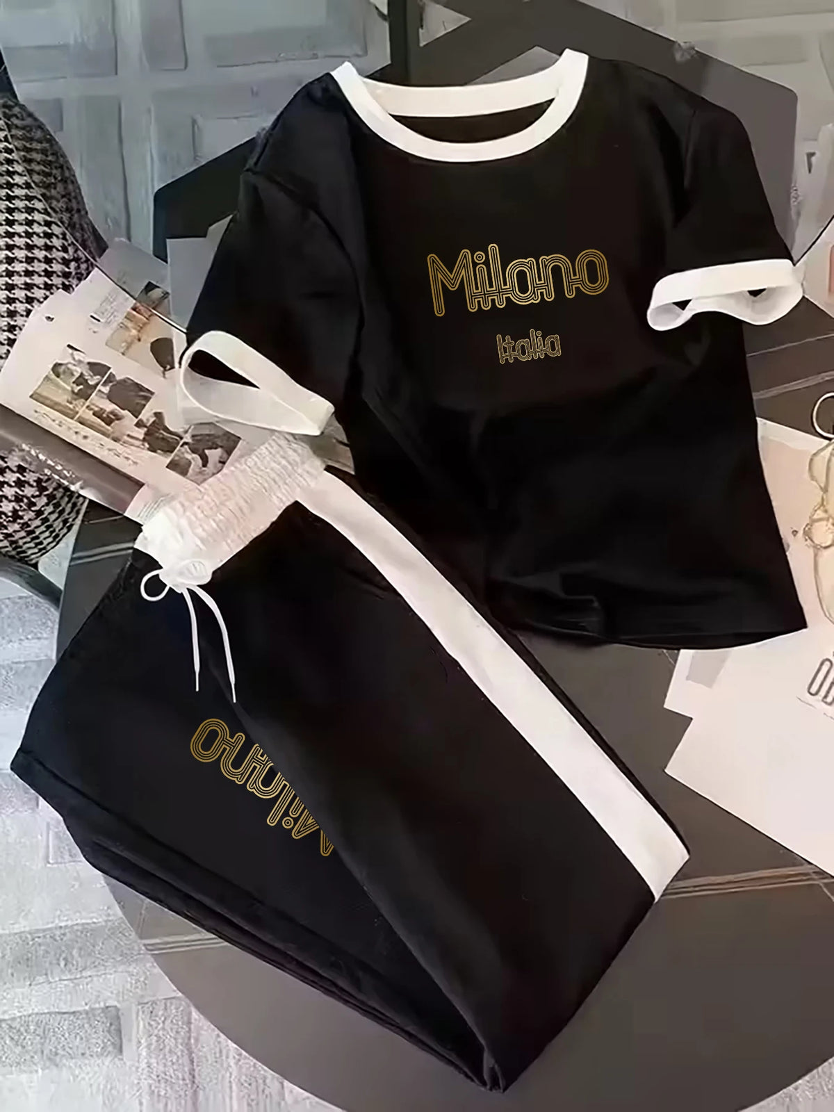 Personalized Prints, Contrasting Color Designs, Women's Suits, Short-Sleeved Tops and Pants for Spring and Summer, Casual Sports Two-Piece Outfits for Women, Suitable for Daily Commuting, Street Strolls, and Campus Outings, W
