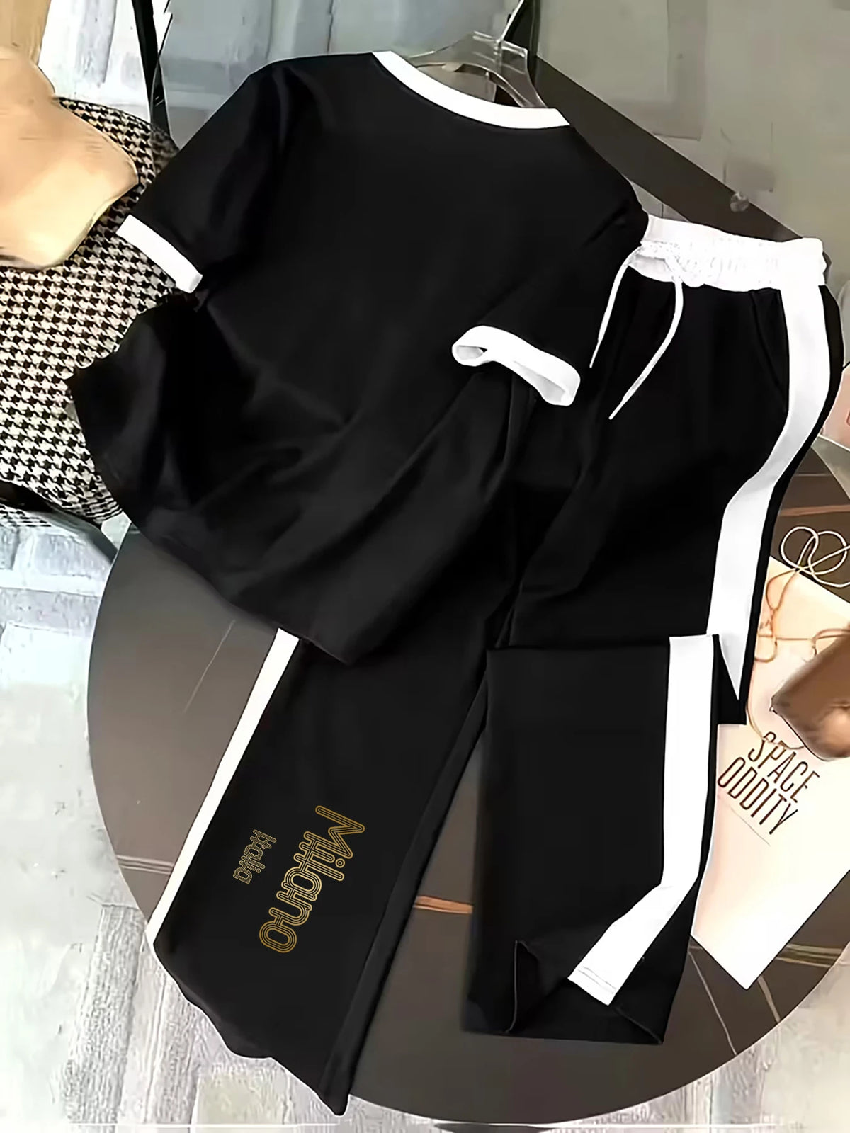 Personalized Prints, Contrasting Color Designs, Women's Suits, Short-Sleeved Tops and Pants for Spring and Summer, Casual Sports Two-Piece Outfits for Women, Suitable for Daily Commuting, Street Strolls, and Campus Outings, W